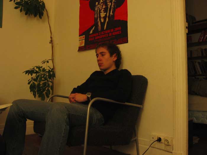 Moi assis
