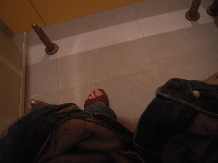 Je regarde mes pieds