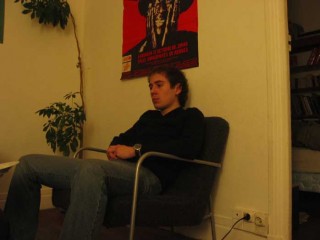 Moi assis