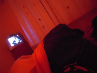 Il regarde la télévision