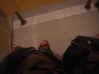 Je regarde mes pieds