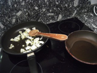 Je prépare quelque chose à manger