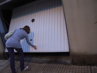 Elle ferme la porte